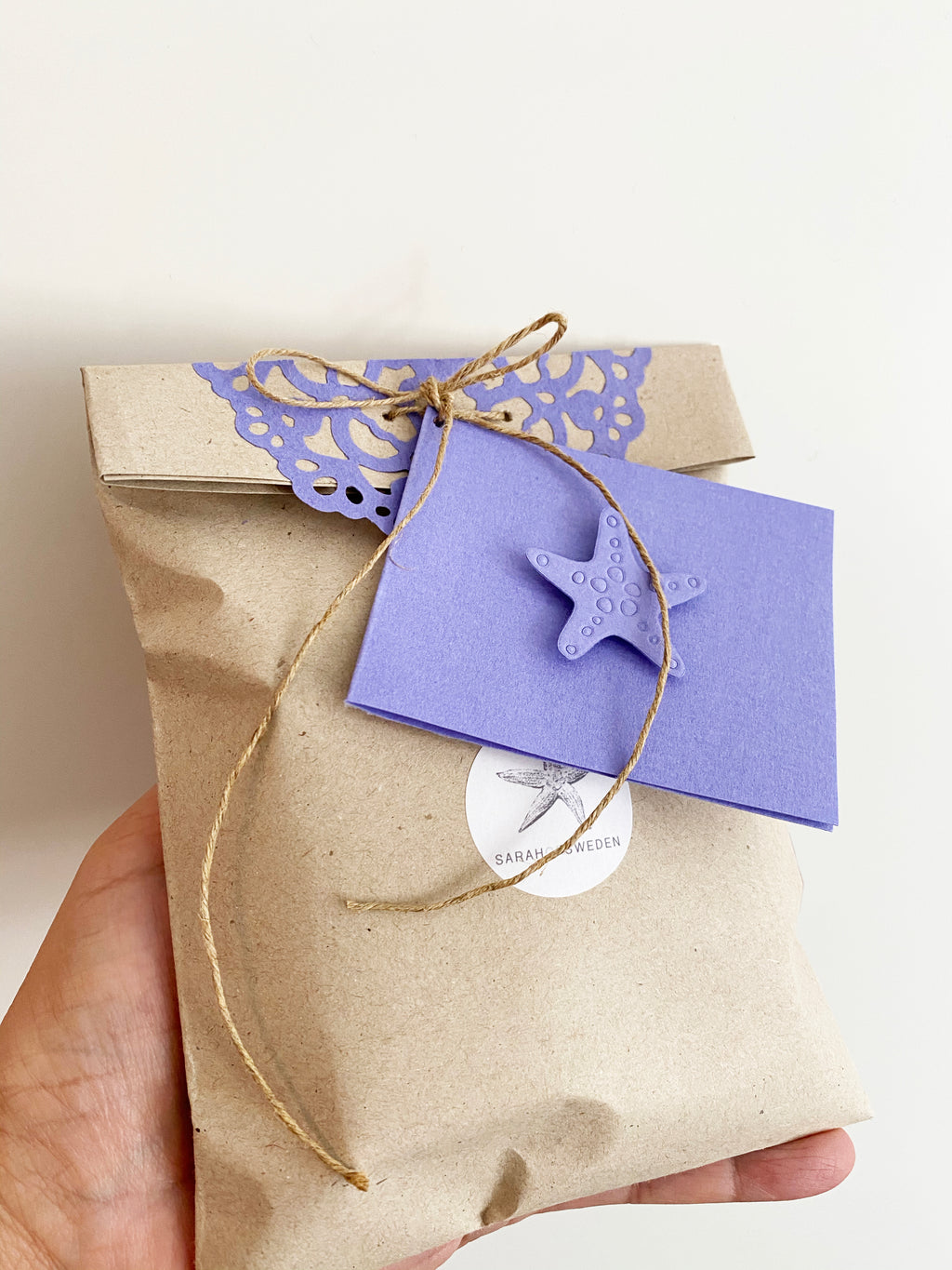 Halsband med namn och månadssten för Kerstin