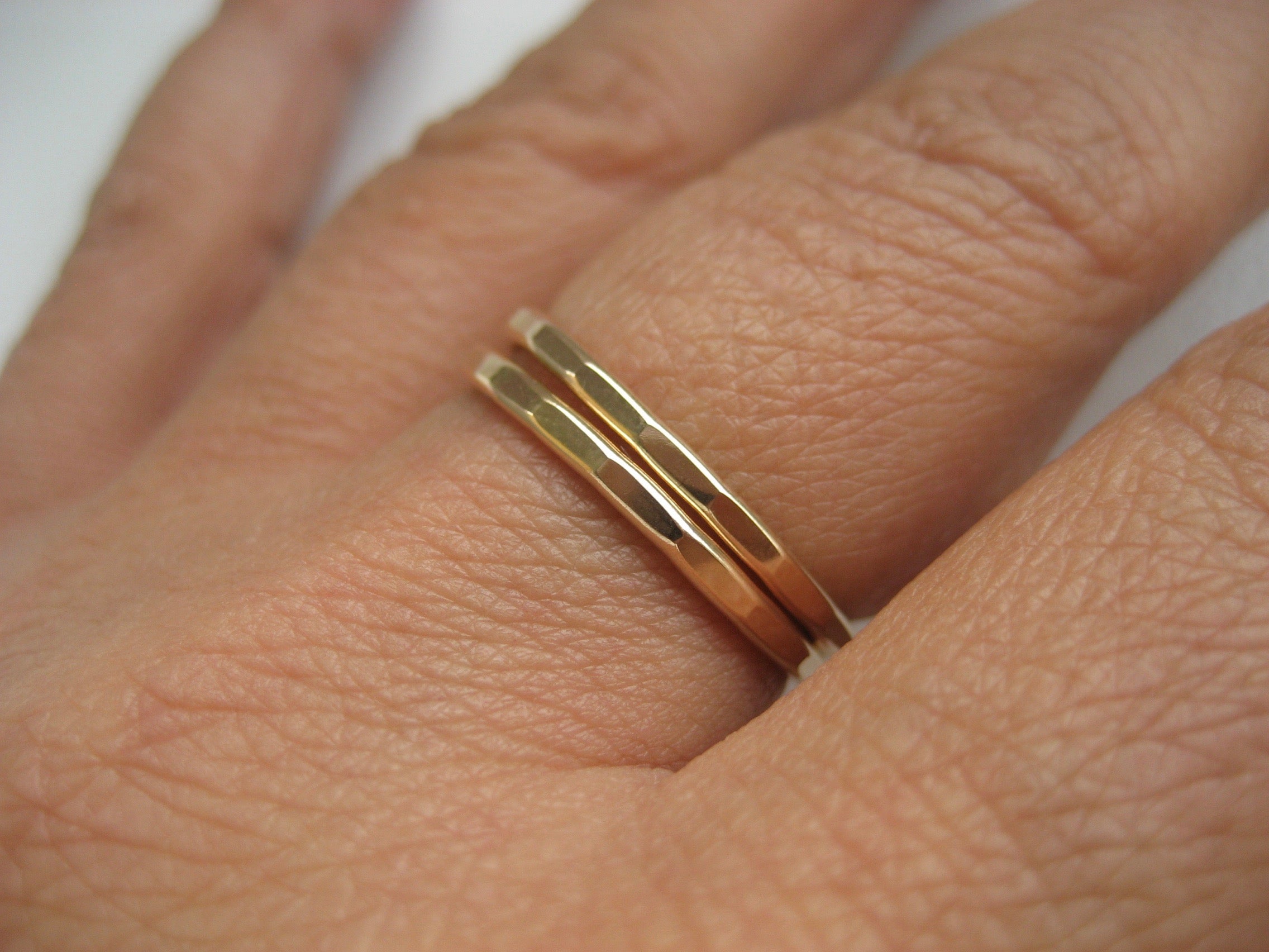 Hamrad fasetterad ring i 14k gold filled, unisex ring, tumring