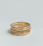 Ringar i 14k gold filled set med 5 ringar slät ring hamrad ring twist ring