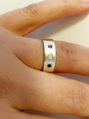 Sterling silver ring med cz månadssten, Bred ring med stenar i cubic zircon