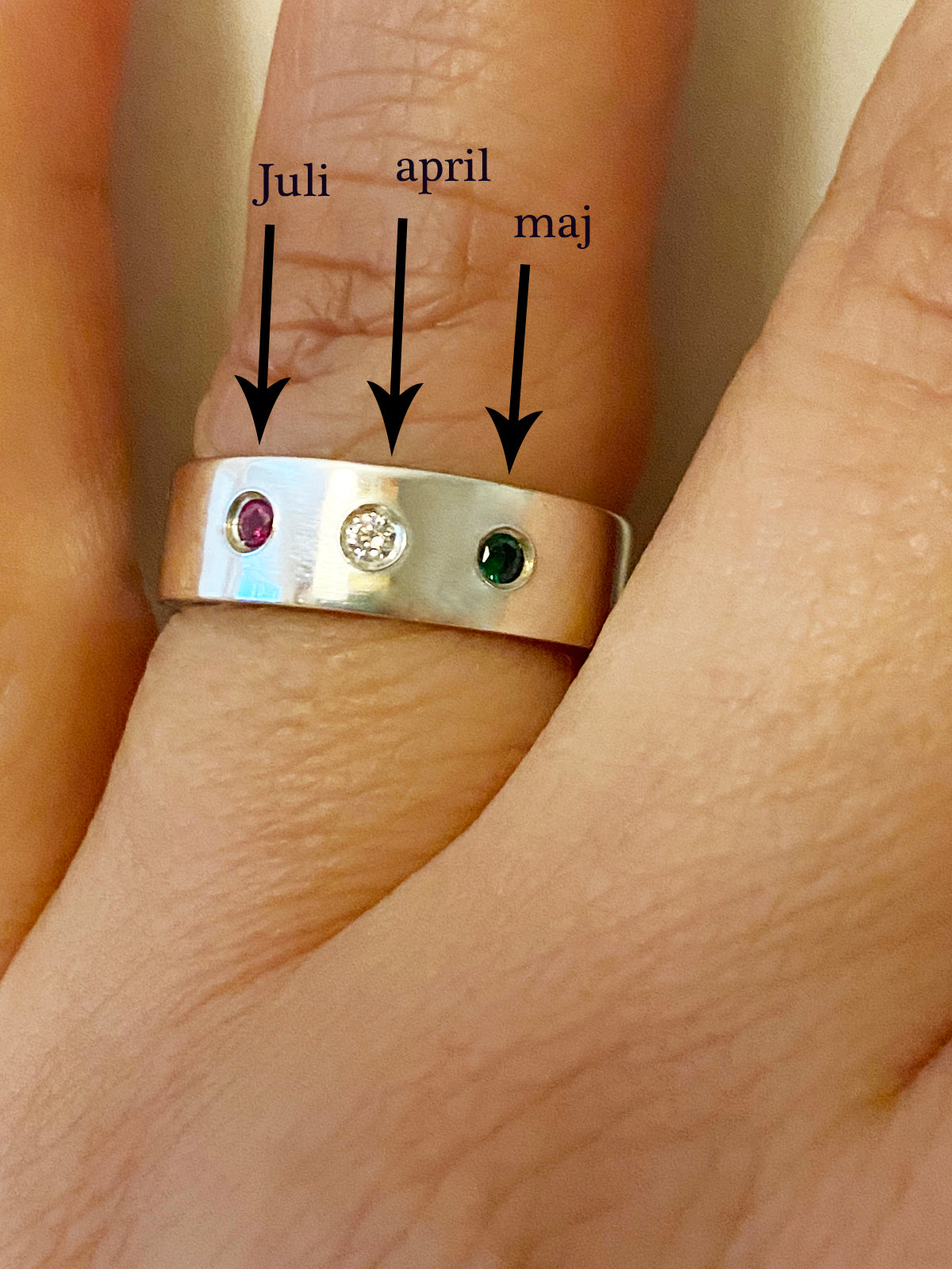 Sterling silver ring med cz månadssten, Bred ring med stenar i cubic zircon