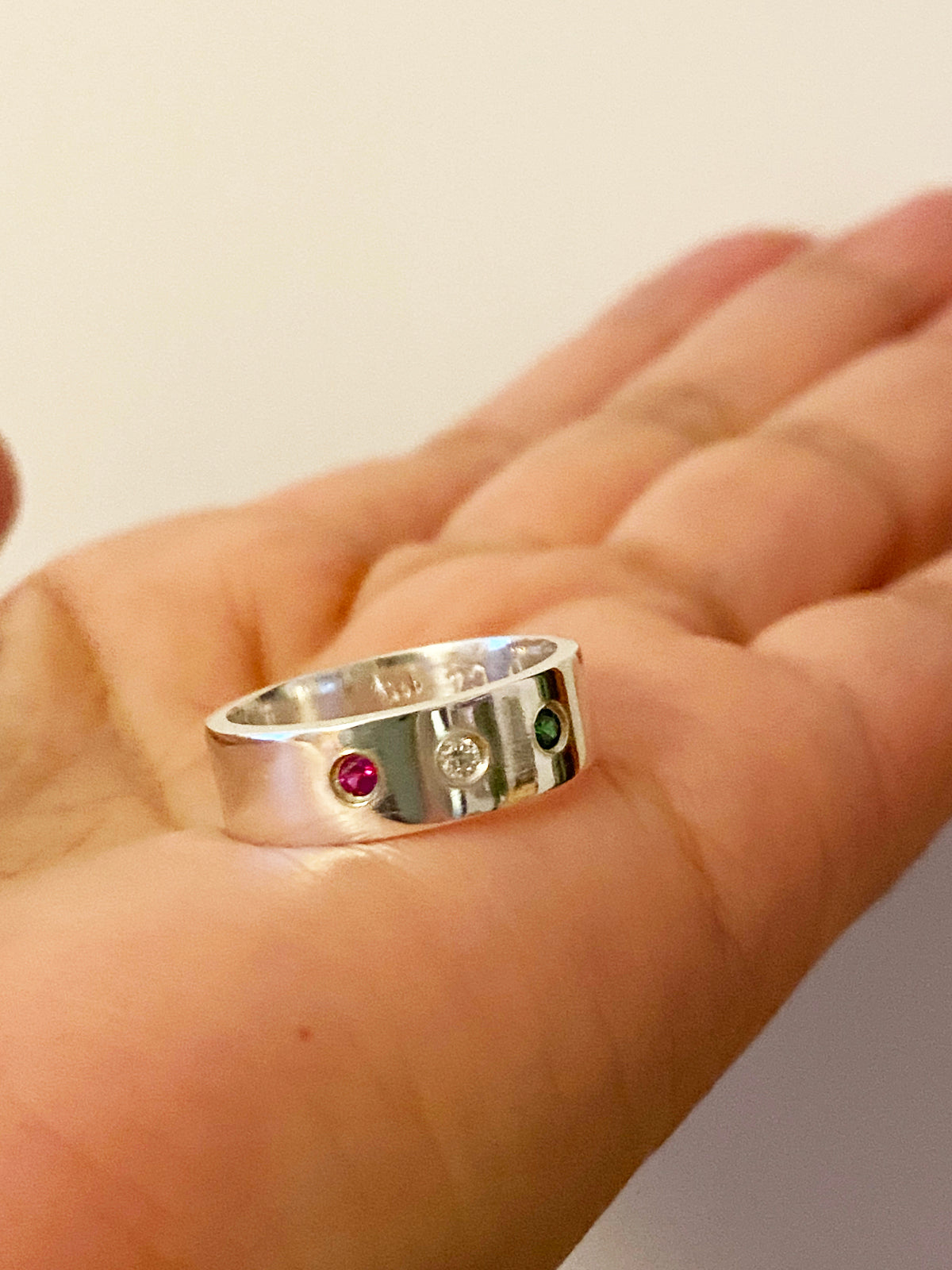 Sterling silver ring med cz månadssten, Bred ring med stenar i cubic zircon