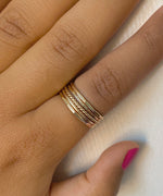 Ringar i 14k gold filled set med 5 ringar slät ring hamrad ring twist ring