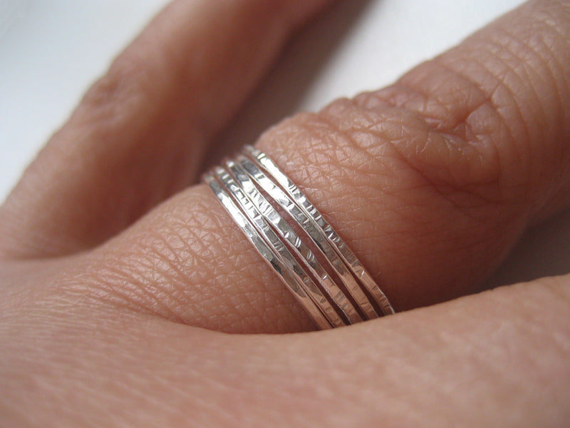 Tunn hamrad ring i 14k gold filled, knogring, tumring