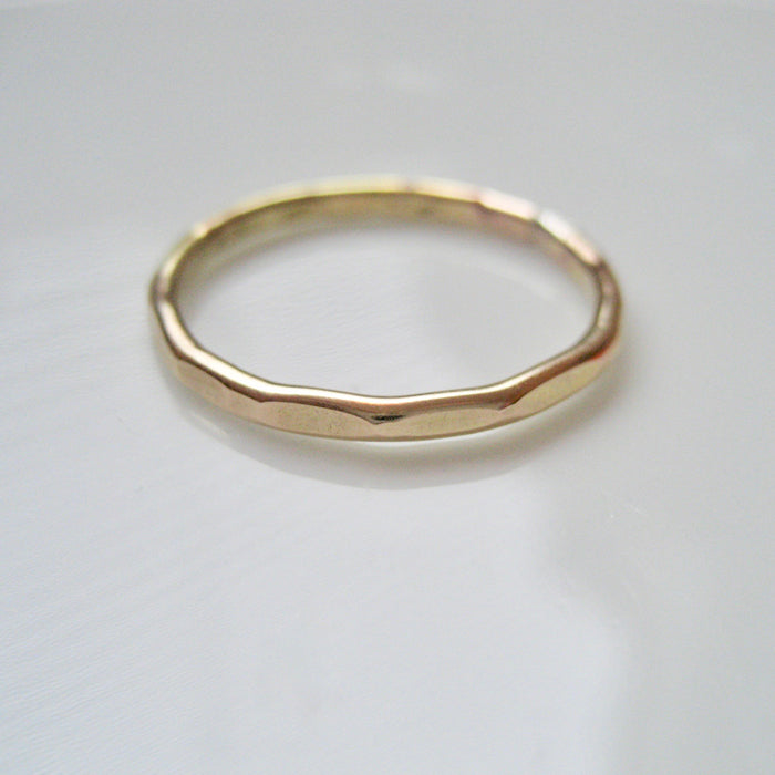 Hamrad fasetterad ring i 14k gold filled, unisex ring, tumring