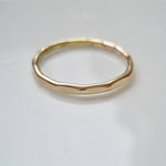 Hamrad fasetterad ring i 14k gold filled, unisex ring, tumring