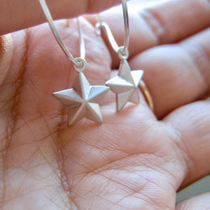 Stjärnor örhängen hoop creol i sterling silver 925, silverpläterad stjärna