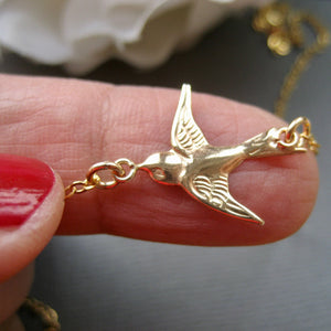 Svala halsband flygande fågel i 14k gold filled, födelsedagspresent, studentpresent