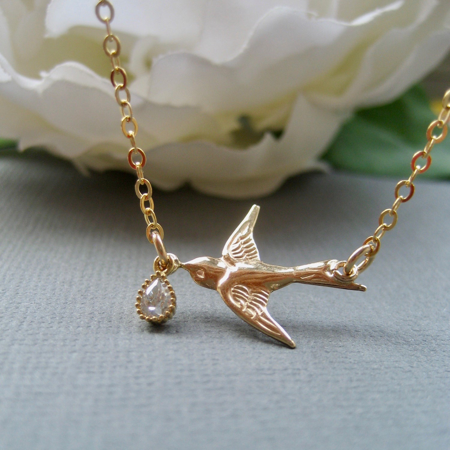 Flygande Svala guldfylld halsband, 14k gold filled halsband Svala med cubic zircon