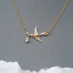 Flygande Svala guldfylld halsband, 14k gold filled halsband Svala med cubic zircon