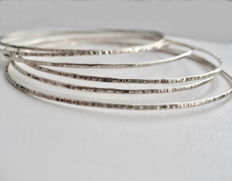 Stel tunn armring med hamrad yta silver