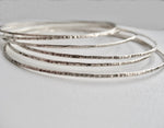 Stel tunn armring med hamrad yta silver