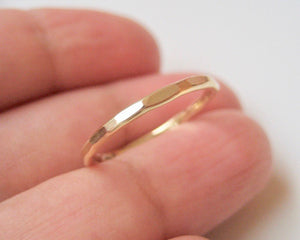 Hamrad fasetterad ring i 14k gold filled, unisex ring, tumring