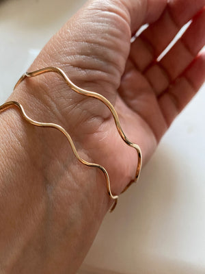 Armring vågig 14k gold filled, wave armband guldfylld
